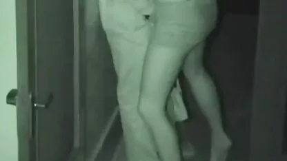 Massagista tem uma video sexo oral homem em mulher cliente com raspada razor