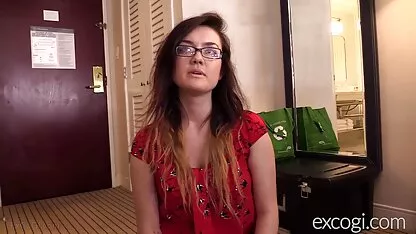 Avalon Loira joga na piscina, em seguida, chupar video sexo oral vagina um pau e dar uma buceta