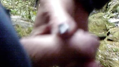 A garota no video sexo oral lesbico banheiro