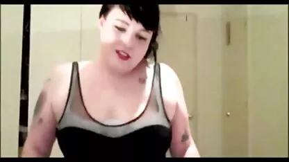 Loira chupando pau na frente da webcam no quarto vídeo pornô sexo oral