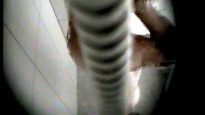 A menina suga os membros com entusiasmo saindo sexo oral 4k da parede