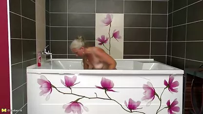 PORNY BOOSTER moms: homens fazem sexo com a um boquete perfeito mãe peituda ao lado de seu marido