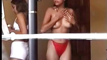 Beleza morena em camisa branca chupando o pau de seu parceiro videos de sexo oral com mulheres