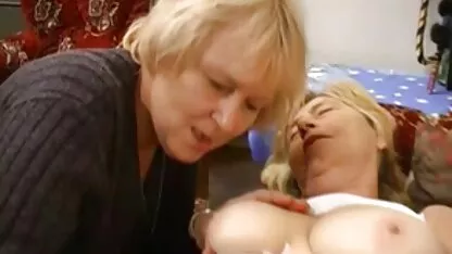 Sexo um boquete perfeito russo: bonecas russas fodem na cozinha