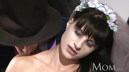 Ela se sentou no sexo oral homem na mulher video quarto e deu um boquete profundo