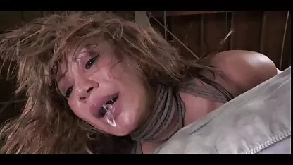 Jovem secretário estuprada em uma mesa por anitta faz boquete um jovem companheiro