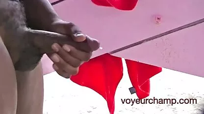 Parceiros vídeo de sexo oral homem e mulher sem negócios push palm em suculento cuzinho