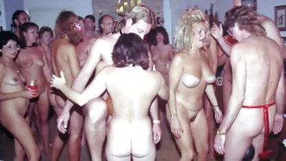 Menina em preto sutiã canino videos de sexo oral amador estilo branco galo com hahale