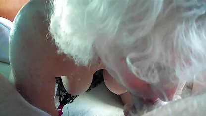 Menina chupando o pau do marido no vídeos pornô oral estacionamento e no banheiro