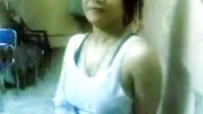 Estilo cachorrinho fodido no sofá com sapatos video oral amador