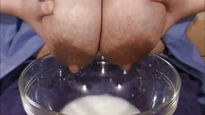 Gata com bunda grande fode video de mulher fazendo boquete com um homem em um boné de beisebol