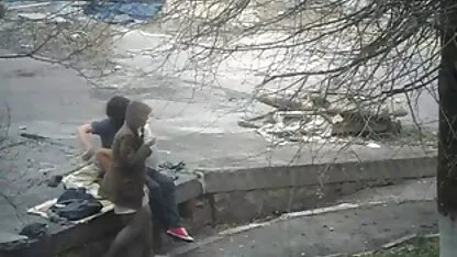 Morena fazendo boquete amador com tatuagens chupa pau doce quando um homem dedo para penetrar na vagina