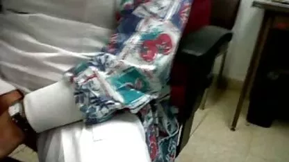 Jovem beleza tomou uma vídeos pornô oral galo em dela boca então ela foi capturados masturbando