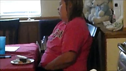 Peituda MILF ensina adolescentes video amador oral