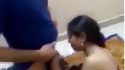 Grandes cabeludo cara cexooral recebe uma jovem menina fodido