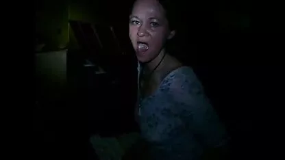 Mãe com um avental para chegar video sexo oral brasileiro a um jovem com um brinquedo macio na cozinha