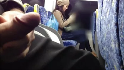 Em um sofá dobrável, um homem pego morena Adriana Chechik videos de felação no sexo anal