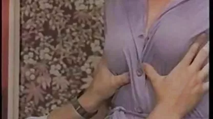 Melody pequeno sexo boquete perfeito com amigos em branco sofá