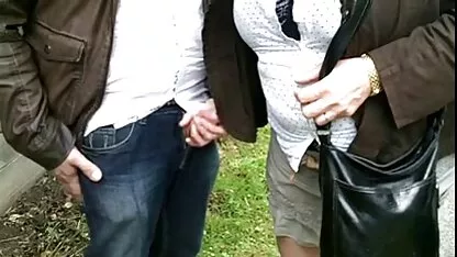 Homem esfregando seu pênis nos lábios de sexo oral homem na mulher video seu amante, acaba em sua calcinha