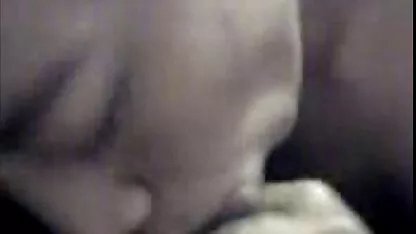 Grupo pornô: três membros em um video de sexo oral na mulher buraco