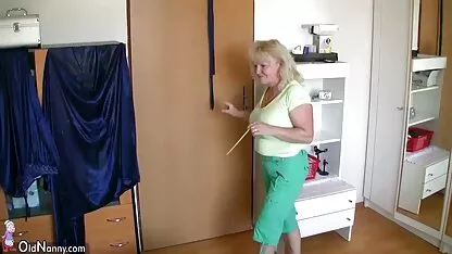 Homem brutal video sexo oral 69 bateu a morena com um pau grande no sofá