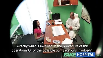 Um oral feminino video colega Lamber a cortiça de uma menina em meias e inserir eldak nele no escritório