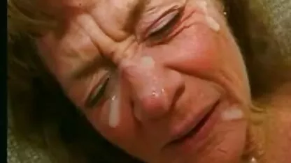 Marido batendo sua esposa que cresceu em todas as oral feminino video rachaduras na cama