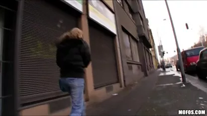 Morenas vídeo pornô sexo oral satisfazer os homens