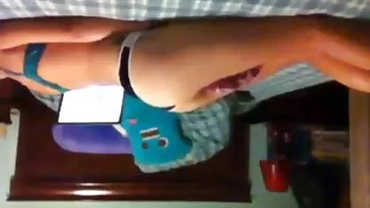 Dois loira adulto com camisa e saia se videos de felação divertir com um vibrador na cozinha