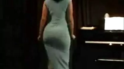 Grupos bateu video seco oral com pequena mulher