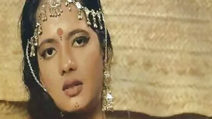 Mulher cums durante o juju salimeni fazendo boquete sexo com um homem